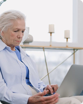 Persona con disabilità motoria che usa un laptop